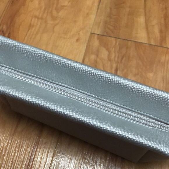 NWOT Silver Shimmer Cosmetic Bag - Picture 4 of 7
